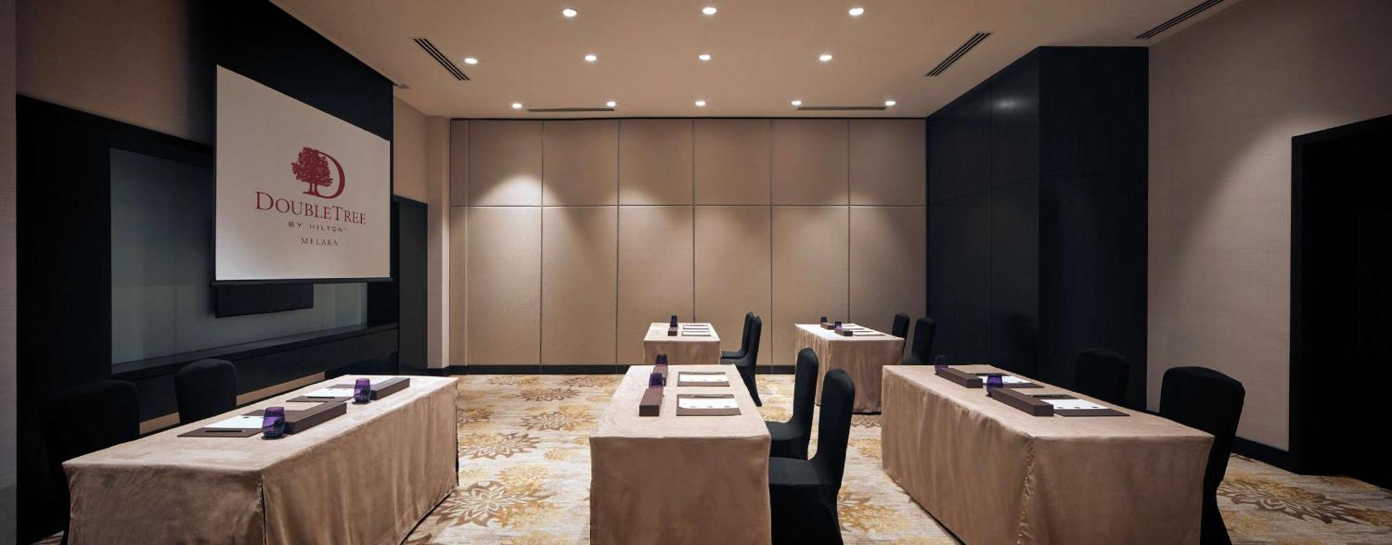 Hotel Doubletree By Hilton Melaka Exterior foto Meeting room at The Tree Hotel