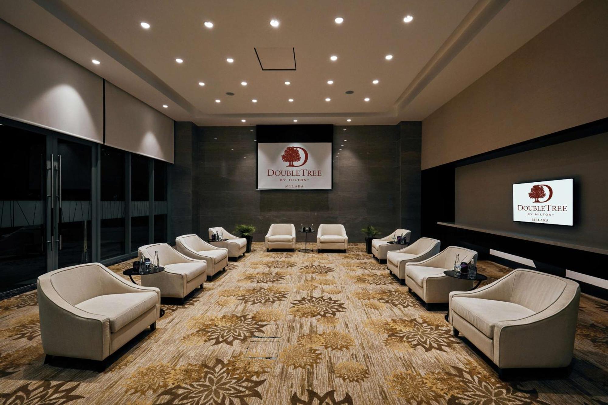 Hotel Doubletree By Hilton Melaka Exterior foto The lounge at the airport