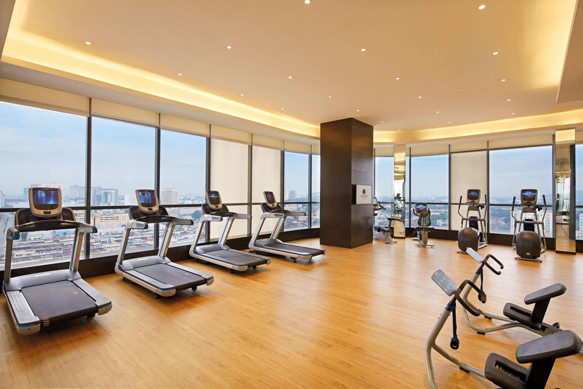 Hotel Doubletree By Hilton Melaka Exterior foto The gym at the hotel